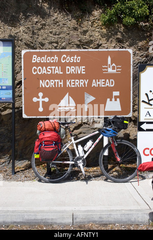 Bicicletta vicino al cartello stradale a Tarbert County Clare Irlanda Foto Stock