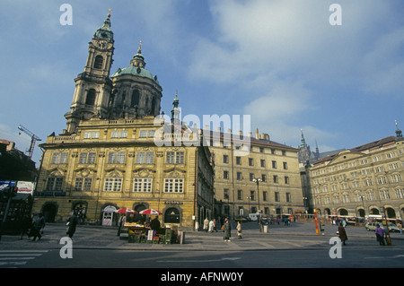 Una vista dell'architettura nella parte storica di Praga con il Castello di Praga in background Foto Stock