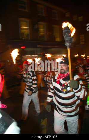 Cliffe falò i membri della società in veste di contrabbandieri sfilano durante il falò di Lewes celebrazioni. Foto Stock