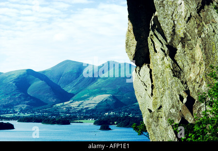 Cerca N. dalla rupe di Pastori (in primo piano), Borrowdale, oltre Derwentwater a Keswick e Skiddaw nel Lake District inglese. Foto Stock