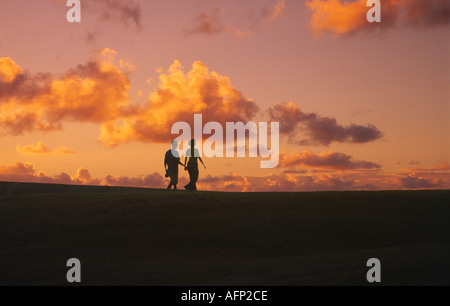 Giovane camminando sul percorso al tramonto, Boise, Idaho, Stati Uniti d'America Foto Stock
