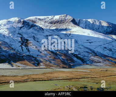 Mynydd Perfedd visto su fiume Ogwen e Nant Ffrancon in inverno, Parco Nazionale di Snowdonia, Gwynedd, Galles del Nord, Regno Unito Foto Stock