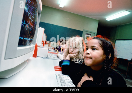 Parigi Francia, Istruzione variegato gruppo di bambini nella scuola di grammatica utilizzando i computer in aula scolastica multiculturale e scuole di tutto il mondo, Foto Stock