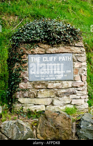 Segno di pietra che segna l'inizio dell'Cushendall cliff path Foto Stock