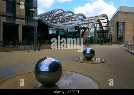 La città di Sheffield sfera acciaio colin rose scultura winter gardens south yorkshire England Regno unito Gb Foto Stock