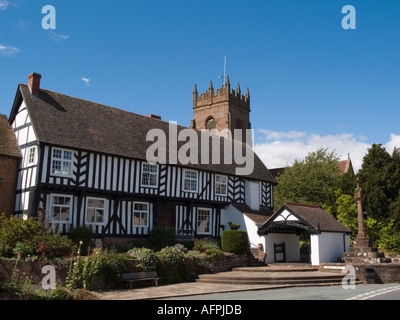 La struttura di legno Tudor House e Chiesa Normanna dal Bull Ring nel grazioso borgo vecchio di Claverley Shropshire West Midlands England Regno Unito Gran Bretagna Foto Stock