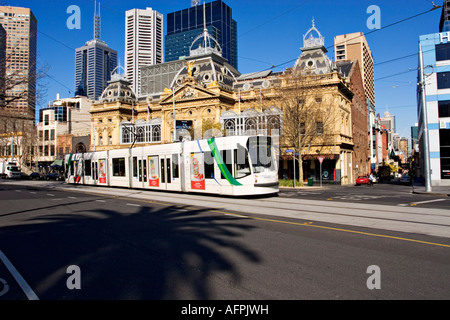 Melbourne Cityscape / A Melbourne il Tram commuta su Spring Street in Melbourne Victoria Australia. Foto Stock