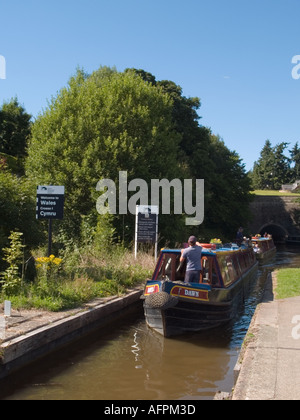 SHROPSHIRE UNION CANAL Llangollen Branch narrowboats lasciando il Galles su acquedotto Chirk Chirk North Wales UK Foto Stock