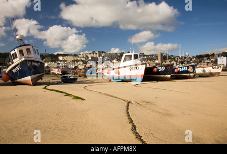 Barche da pesca ormeggiate sul mare,Cornwall,l'Inghilterra,UK Foto Stock