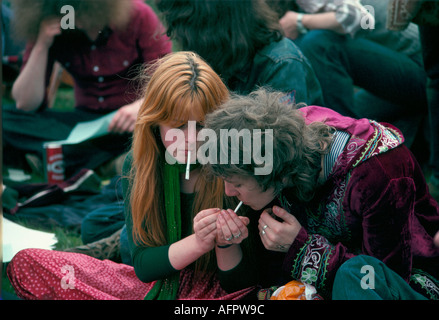 Coppia Hippy che fuma una marijuana congiunta marihuana legalizzare il rally dimostrativo di cannabis in vaso Hyde Park London 1970s 1979 UK Drug Use UK HOMER SYKES Foto Stock