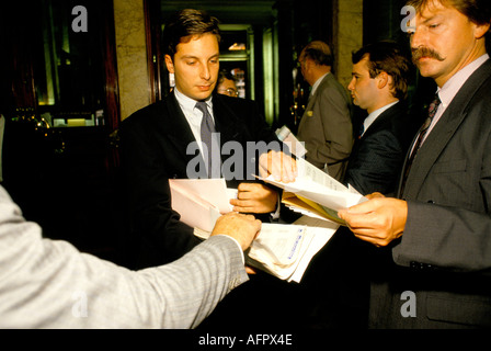 Baltic Exchange City di Londra. Lunedì mattina incontro settimanale dei broker di spedizione scambiando informazioni condivisione 1990s circa 1995 UK HOMER SYKES Foto Stock