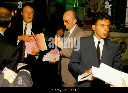 Baltic Exchange City di Londra. Lunedì mattina incontri settimanali dei broker di spedizione per scambiare informazioni 1990s circa 1995 UK HOMER SYKES Foto Stock