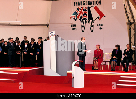 La regina Elisabetta e il presidente della Francia Mitterrand alla Manica Tunnel le Shuttle Inauguration Folkestone Kent 6 maggio 1994 UK Anni '90 HOMER SYKES Foto Stock