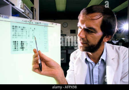DNA. Il professor Sir Alec Jeffreys Leicester University ha scoperto come fare un'impronta genetica. 1992 1990 UK HOMER SYKES Foto Stock