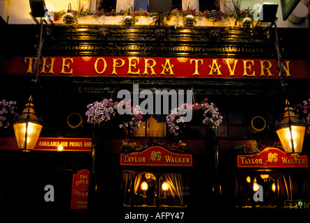 Opera Tavern Covent Garden West End Londra 2006. Pub segno illuminato su sera. SYKES HOMER del 2000 Foto Stock