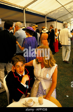 Fratello e sorella maggiore anni '90 Regno Unito. Fratelli che si divertono a stuzzicarsi, scompigliare intorno a Henley Royal Regatta in una delle tende di birra.1995 UK HOMER SYKES Foto Stock