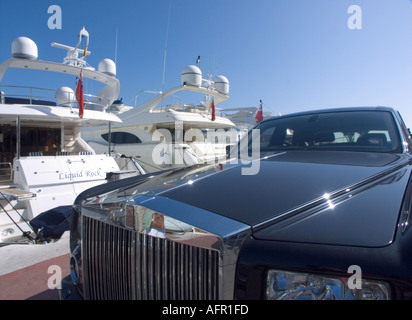 Rolls Royce e yacht di lusso a Puerto Banus Marina vicino a Marbella Costa Del Sol Spagna Foto Stock