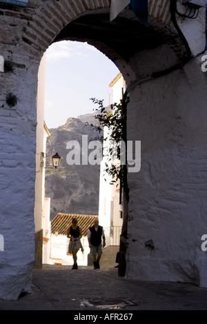 Esplorare il villaggio di Casares un pueblo blanco nelle colline andaluso vicino a Marbella Spagna Spain Foto Stock