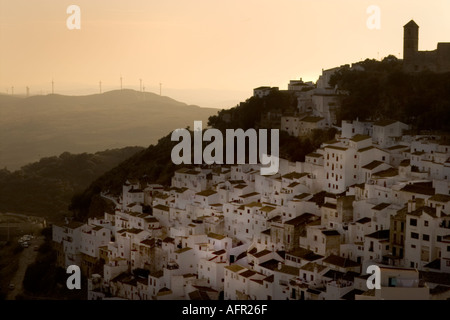 Il villaggio bianco di Casares Andalucia Marbella vicino al tramonto con le turbine eoliche in distanza Foto Stock