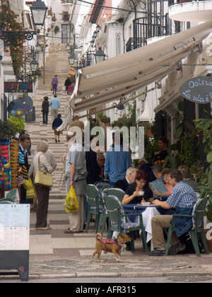 La vita di strada per mangiare fuori e fare shopping a Mijas Pueblo vicino a Malaga Costa del Sol Spagna Foto Stock