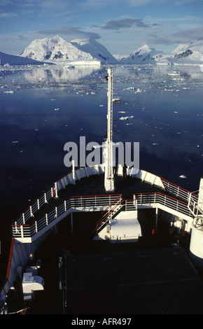 HMS Endurance naviga Laubeuf fiordo vicino alla gola e Adelaide Island Antartide Foto Stock