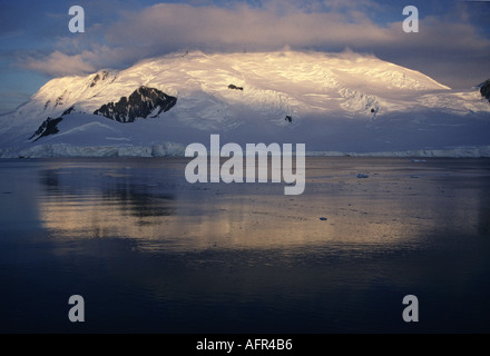 In tarda serata sole sulle montagne della Penisola Arrowsmith nel fiordo Laubeuf vicino a Adelaide Island Antartide Foto Stock