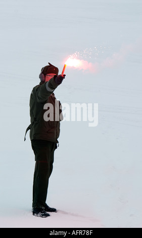 Guardia costiera finlandese officer insegnare come utilizzare una svasatura di emergenza , Finlandia Foto Stock