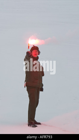 Ufficiale di guardia costiera insegnare come utilizzare una svasatura di emergenza , Finlandia Foto Stock