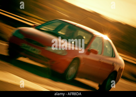 Addetto alle vendite representive Ford Mondeo sulla velocità di auto in autostrada a quattro porte repmobile famiglia viaggia venditore sales man stradale media Foto Stock