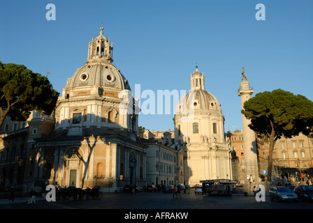 Roma Italia le chiese di Santa Maria di Loreto a sinistra e SS Nome di Maria e la colonna Trajans Foto Stock