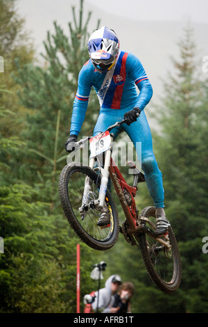 I concorrenti a UCI Campionati del mondo di corsa in discesa a Fort William 2007 Foto Stock