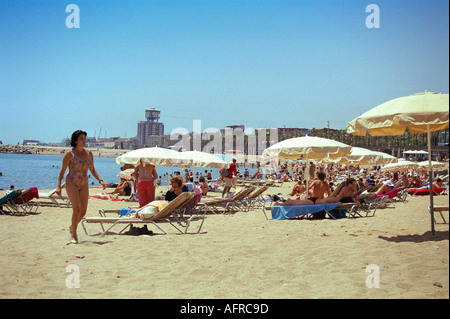 La Platja de la Barceloneta Beach nel centro di Barcellona, in Spagna, è un famoso ritrovo per entrambi Barcelonians e turisti. Foto Stock