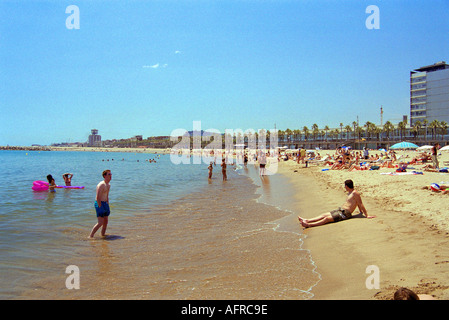 La Platja de la Barceloneta Beach nel centro di Barcellona, in Spagna, è un famoso ritrovo per entrambi Barcelonians e turisti. Foto Stock