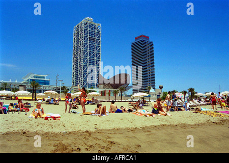 La Platja de la Barceloneta Beach nel centro di Barcellona, in Spagna, è un famoso ritrovo per entrambi Barcelonians e turisti. Foto Stock