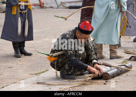 L'uomo preparando le sue frecce al festival di Naadam UB Mongolia Foto Stock
