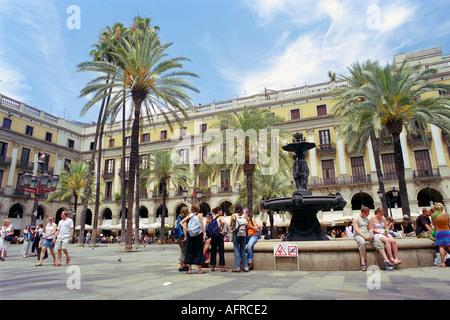 Persone relax su Placa Reial square nel Barri Gòtic district, Barcelona, Spagna. Foto Stock