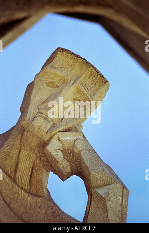 Il pensatore scultura a sud della parete occidentale della Sagrada Familia a Barcellona è stato progettato da un artista Josep Subirachs Foto Stock