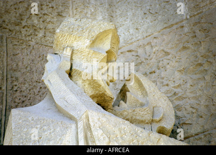 Le sculture del sud parete occidentale della Sagrada Familia a Barcellona sono stati disegnati dall'artista Josep Subirachs Foto Stock