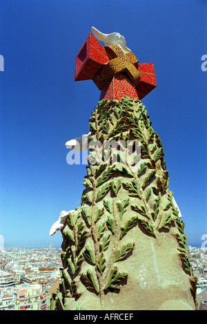 La guglia con croce rossa in alto su una torre di Gaudi s famosa cattedrale Sagrada Familia a Barcellona Spagna Foto Stock