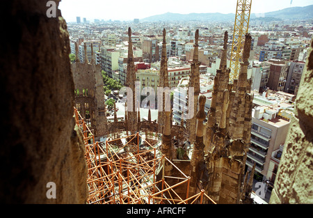 Vista da a metà strada su una torre di Gaudi s famosa cattedrale Sagrada Familia a Barcellona che è ancora in fase di costruzione Foto Stock