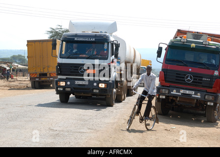 Il traffico sul principale A109 road vicino al Rongai umido di Nakuru Kenya Africa orientale Foto Stock