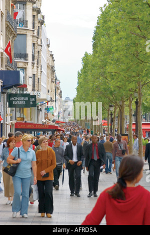 La gente che camminava sul marciapiede marciapiede/a Champs de Elysee Avenue, Parigi, Francia, Europa in un giorno di estate Foto Stock