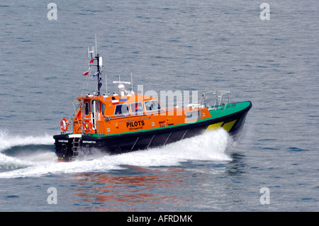 Una barca di piloti lancio accelerando attraverso le onde mare azionati da relativi porti britannici nel solent southampton Foto Stock