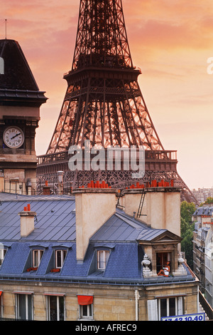 La donna nel piano superiore appartamento a Parigi sotto la Torre Eiffel dopo la doccia coppa di ritegno Foto Stock