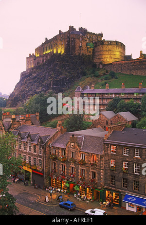 Pub e taverne a Grassmarket sotto il Castello di Edimburgo al crepuscolo Foto Stock