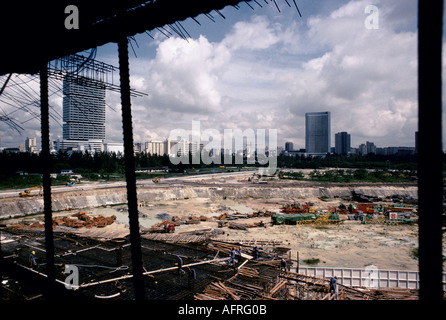 Edificio di Singapore, alto edificio dallo skyline cittadino costruito su un terreno bonificato. Circa settembre 1983 1980 HOMER SYKES Foto Stock