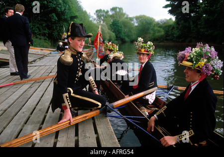 Studenti della scuola Eton studenti dell'Eton College studente 4 giugno celebrazioni genitori Day Boys Row sul fiume Windsor Berkshire 1980s 1985 UK HOMER SYKES Foto Stock