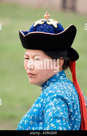 Donna anziana alla gara di tiro con l'arco UB Mongolia Naadam festival Foto Stock