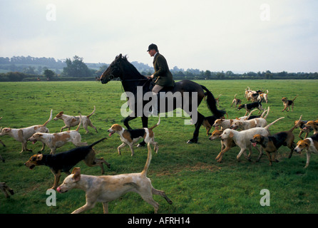 Duke of Beaufort Hunt Badminton Gloucestershire Capitano Ian Farquhar Joint Master conduce il campo fuori inizio dei giorni caccia 1996 1990s UK HOMER SYKES Foto Stock