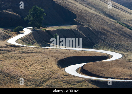 Curve di autostrada che conduce verso l'alto. Foto Stock